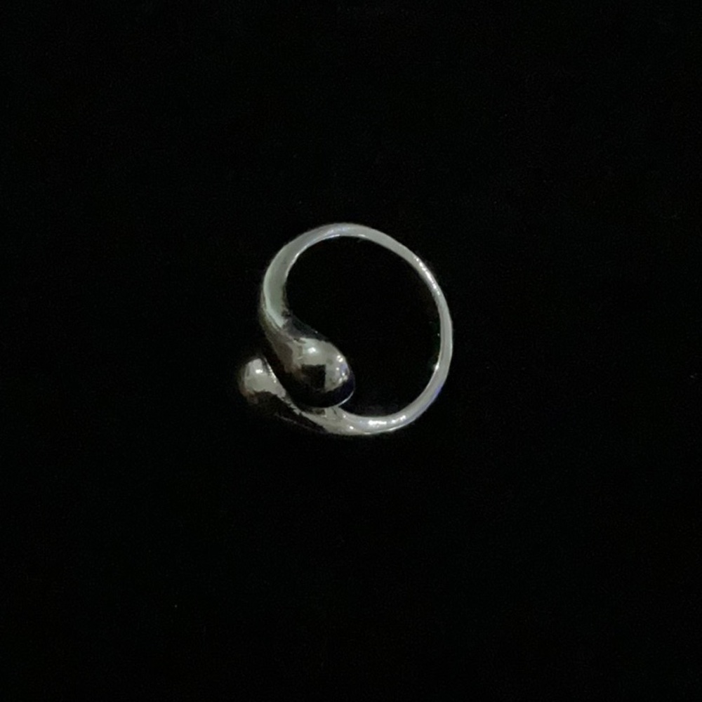 Elegant Silver Toned Teardrop Ring Size 6 - Picture 3 of 6
